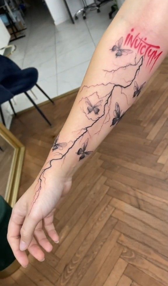 28 Lightning Tattoo Ideas for Men and Women: Arm, Shoulder, Chest, Hand, and Leg Designs