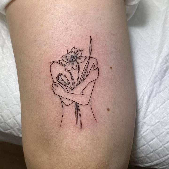 30 Daffodil Tattoo Ideas : Fine Line, Traditional with Name, Birth Flower &#038; Neotraditional Design