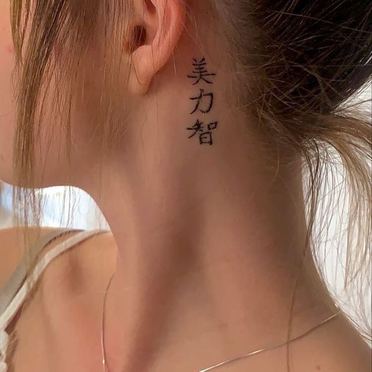 24 Ideas for Behind-the-Ear Tattoos: Creative and Inspiring Designs for Every Style