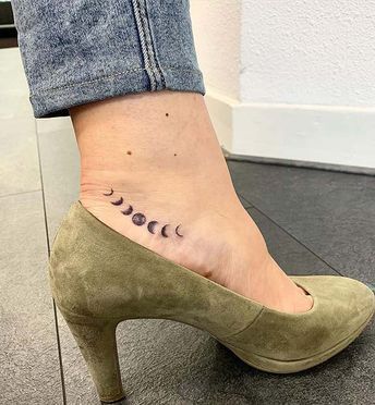 29 Striking Foot Tattoo Ideas for Women