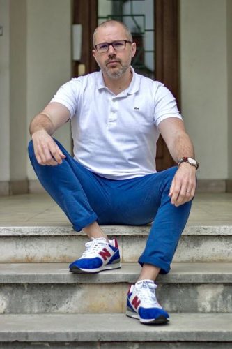 Ultimate Guide: 17 Trendsetting Men’s Sneakers and Chinos Combos for Effortless Style