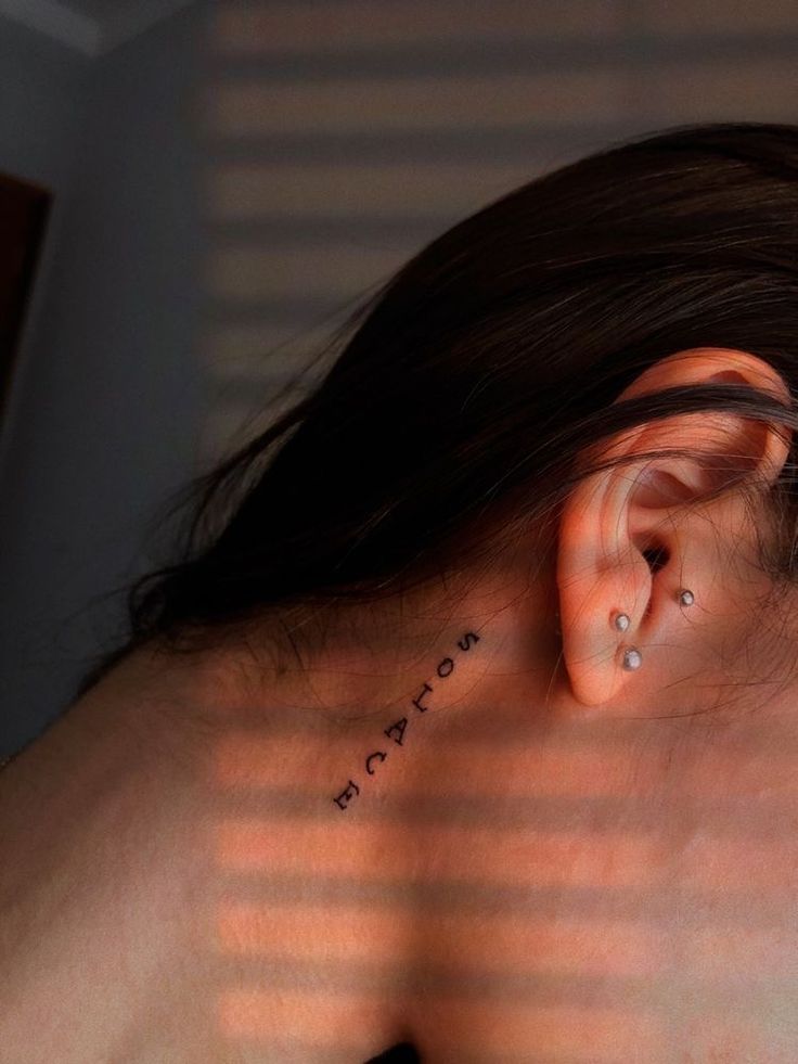 24 Ideas for Behind-the-Ear Tattoos: Creative and Inspiring Designs for Every Style