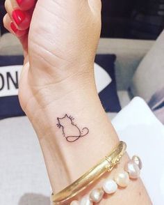 27 Cat Tattoo Ideas for the Finger