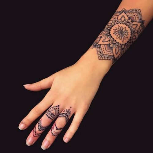 20 Chic Wrist Tattoo Ideas for Women