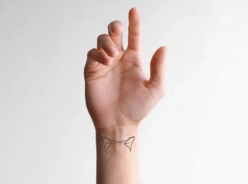 17 Cat Tattoo Ideas for the Wrist