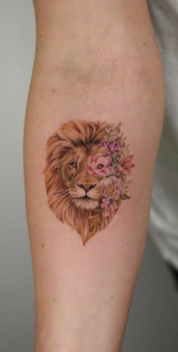 27 Minimalist Lion Tattoo: Subtle Elegance and Symbolism