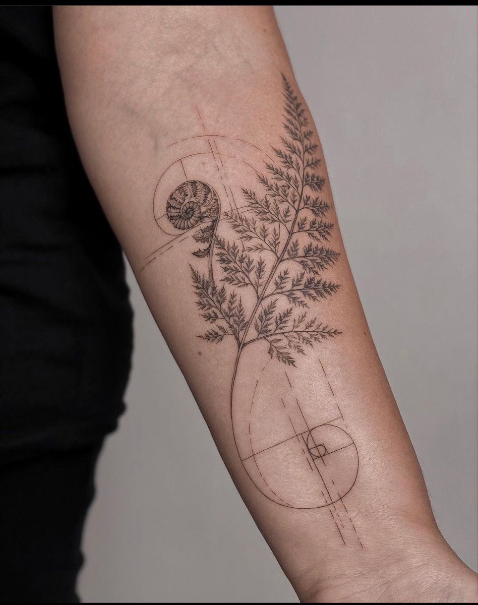 29 Fern Tattoo Ideas: Nature s Most Elegant Lines, From Shoulder Fronds to Hip Vines