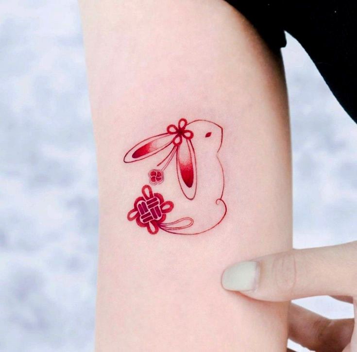 25 Classy and Pretty Tattoo Ideas for Women: Elegant Designs for Arm, Spine, Finger, and More