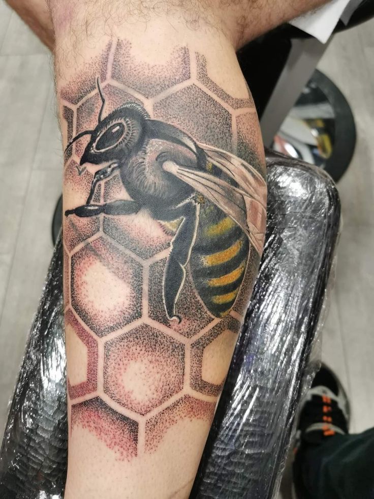 30 Honeycomb Tattoo Ideas  with Bees, Flowers, and Geometric Patterns for Men and Women