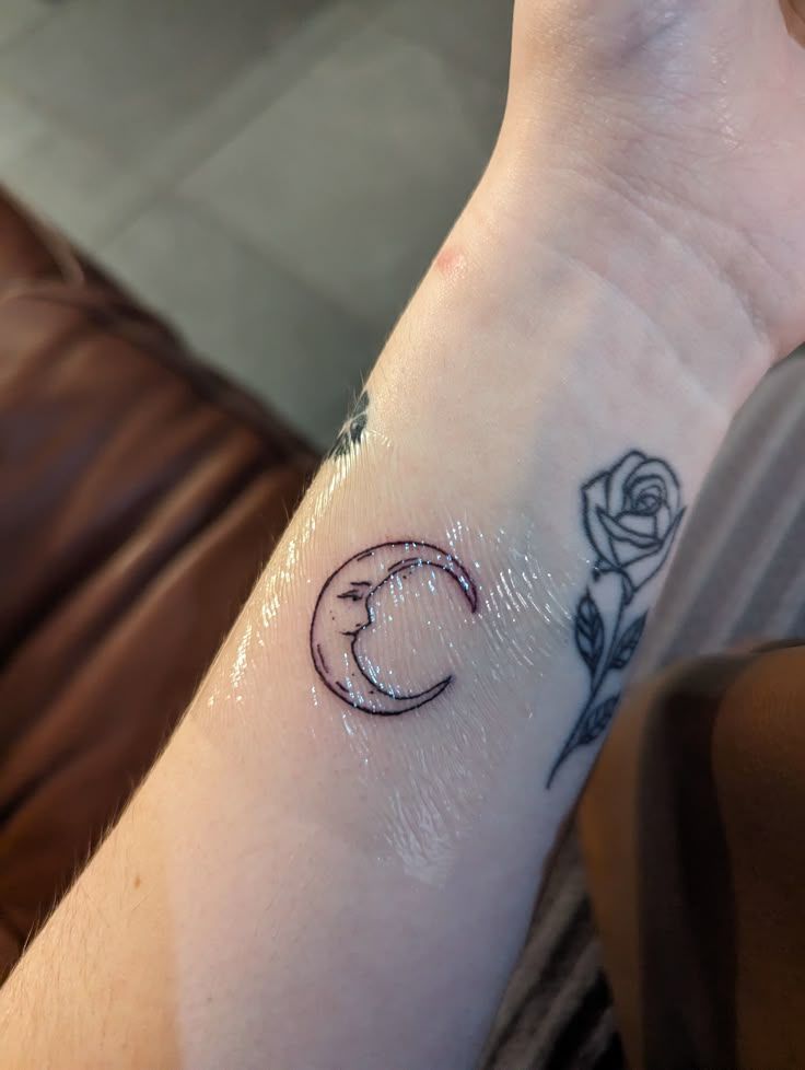 26 Crescent Moon Tattoo Designs : Fine Line, Stencil, Stars, Lotus, Waxing, Waning, American Traditional