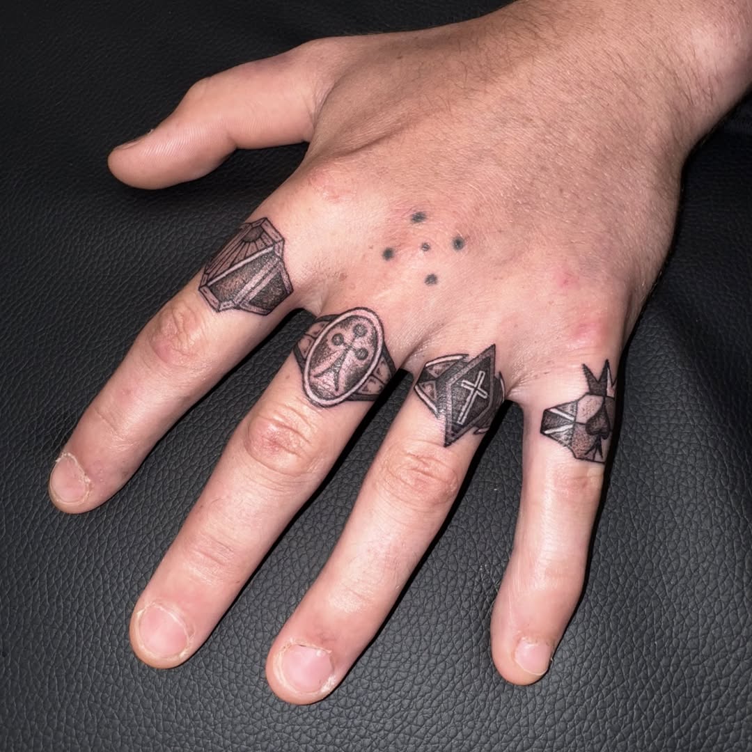 31 Ring Tattoo Ideas: Modern Bands, Meaningful Symbols & Subtle Couples Ink