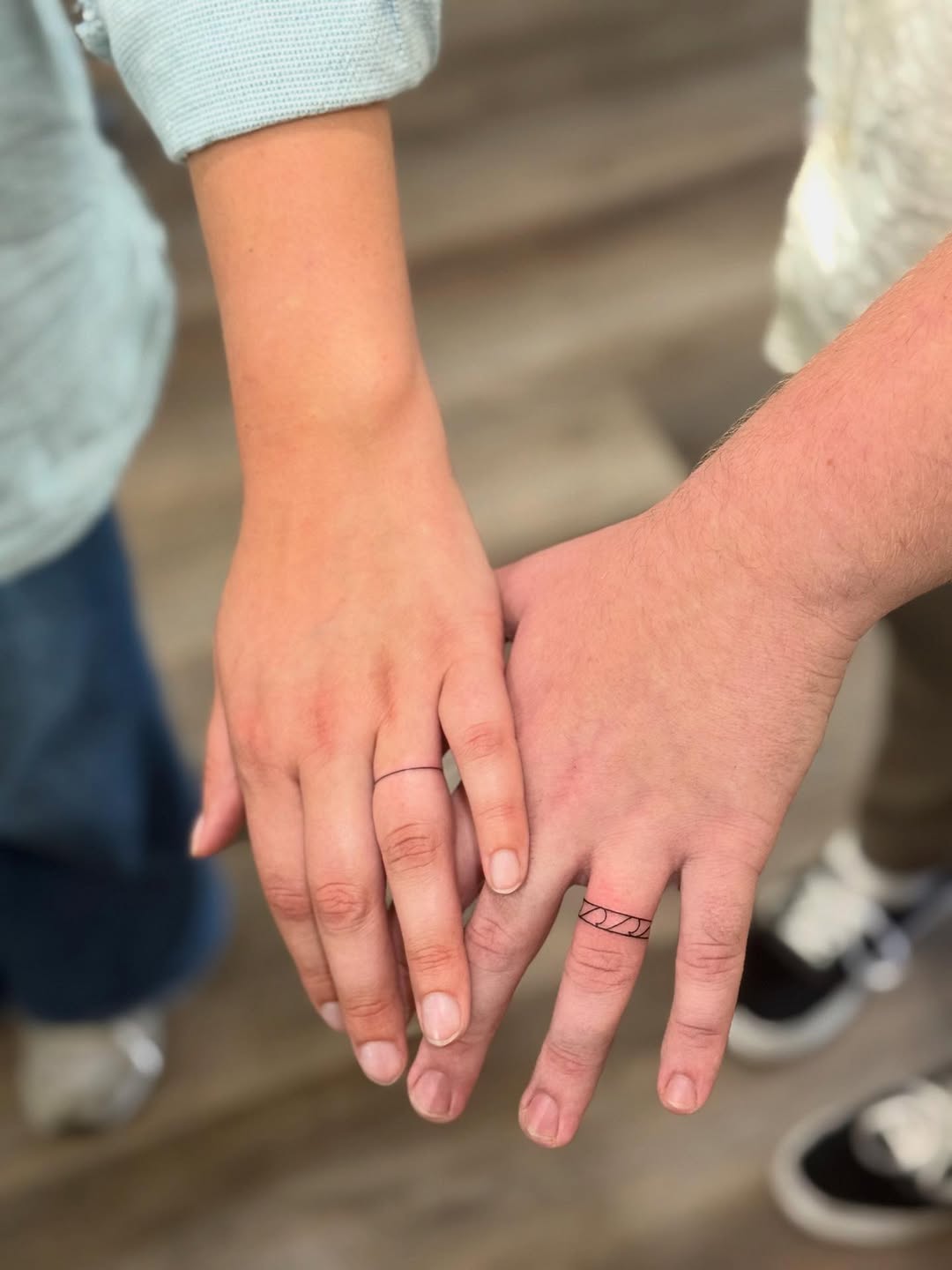 31 Ring Tattoo Ideas: Modern Bands, Meaningful Symbols & Subtle Couples Ink