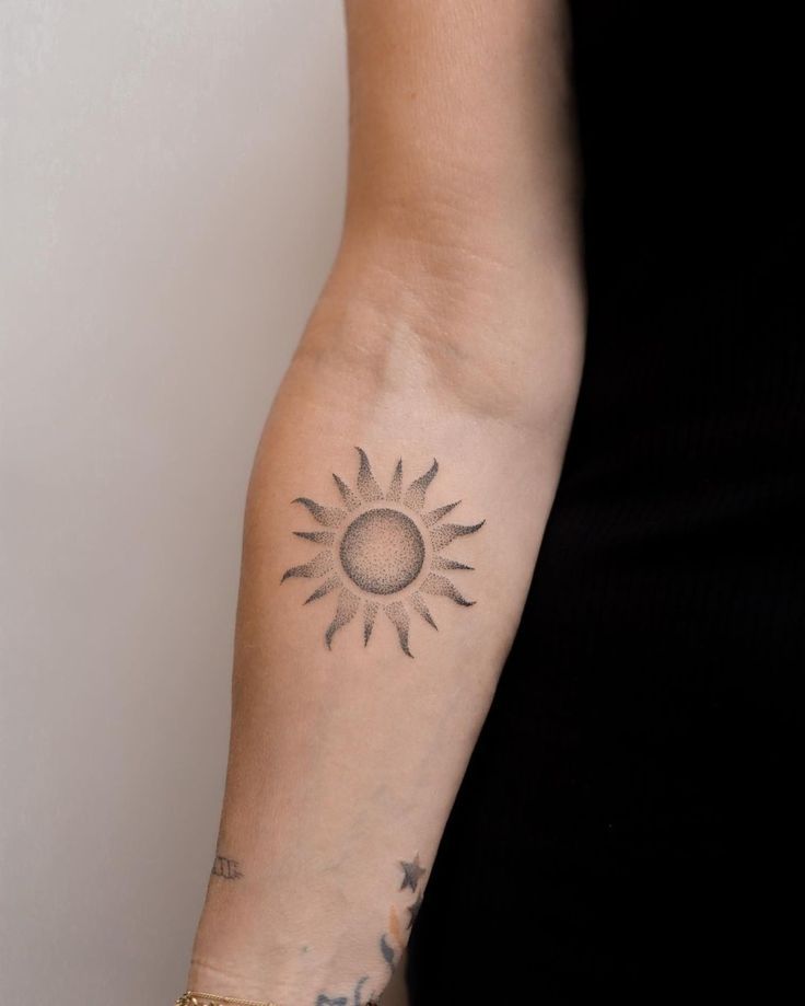 25 Sun Tattoo Ideas  for Men &#038; Women: Unique Designs &#038; Abstract Styles