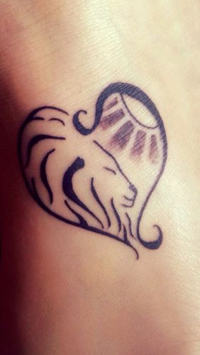 27 Minimalist Lion Tattoo: Subtle Elegance and Symbolism