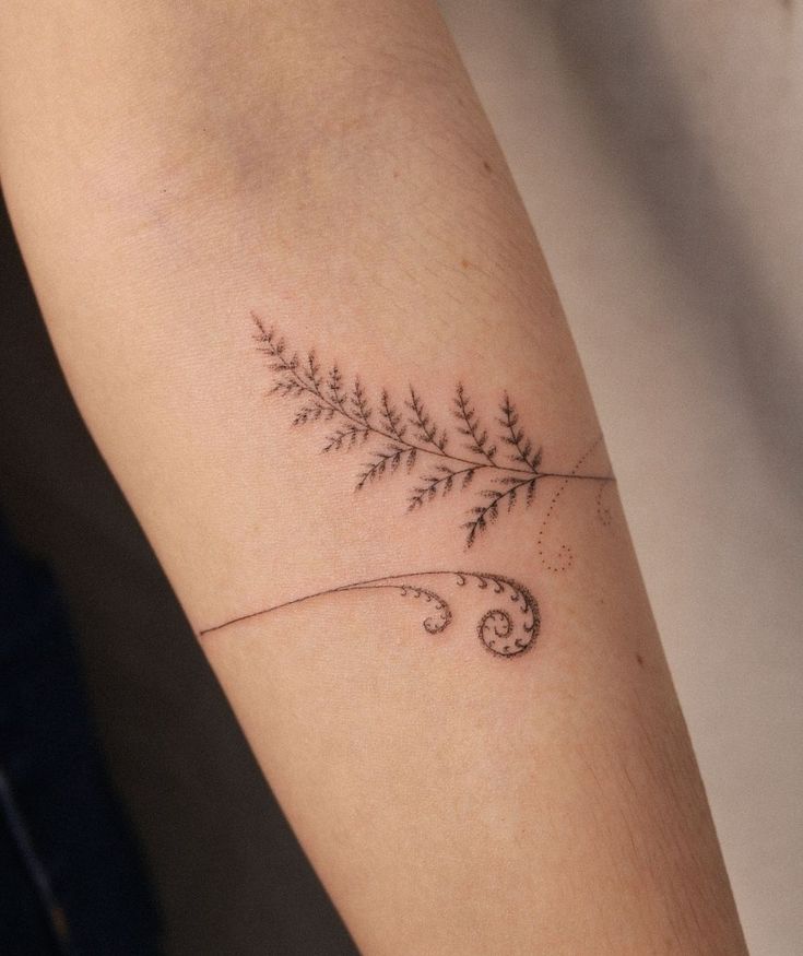 29 Fern Tattoo Ideas: Nature s Most Elegant Lines, From Shoulder Fronds to Hip Vines