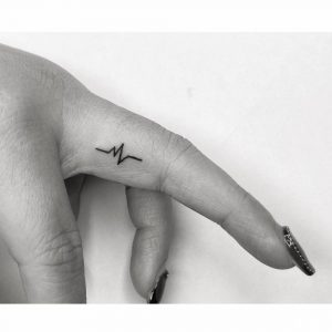 17 Trendy Finger Tattoo Ideas for Women