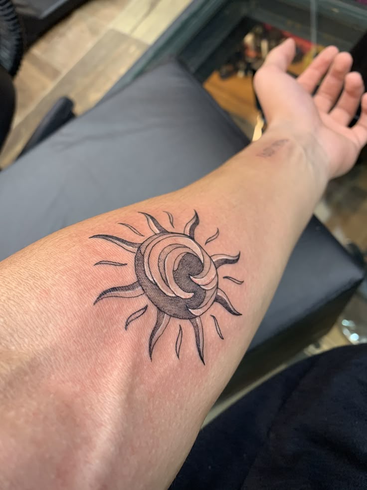 25 Sun Tattoo Ideas  for Men &#038; Women: Unique Designs &#038; Abstract Styles