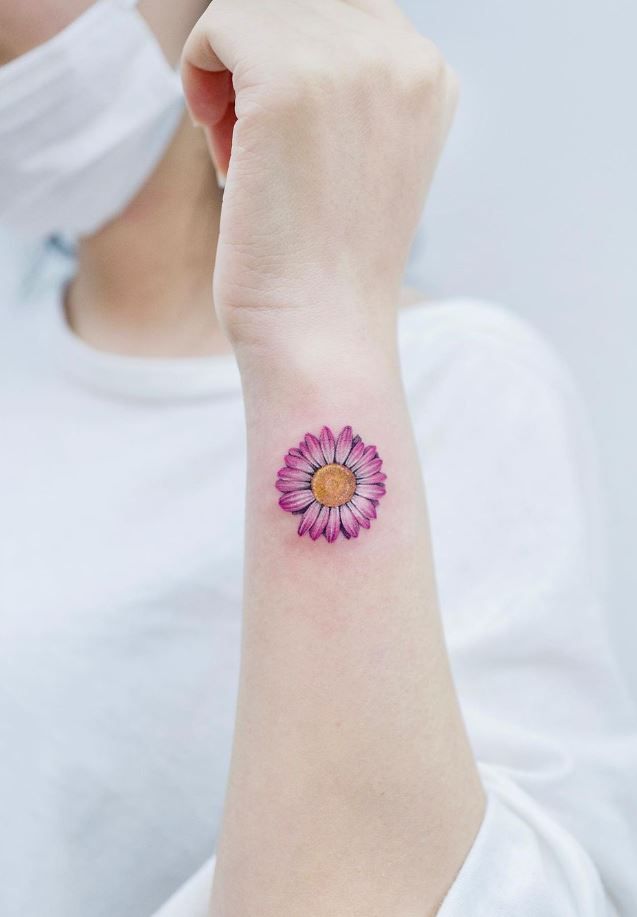 25 Daisy Tattoo Ideas with Fine Line, Watercolor, Minimalist, Stencil, Traditional & Dainty Designs