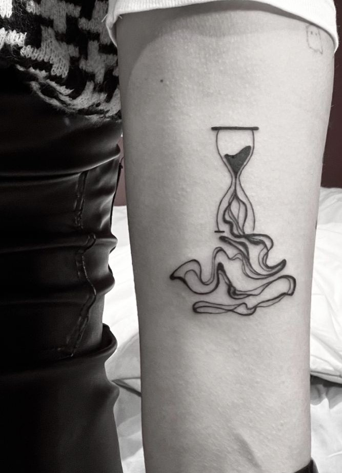 29 Hourglass Tattoo Ideas with Meaningful Designs for Men and Women Minimalist, Feminine, Traditional