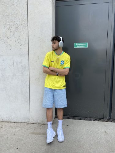 ’s Ultimate Guide: 18 Stylish Men’s Sneakers and Jeans Outfits | Fashion Forward Trends