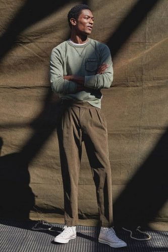 Stylish Men&#8217;s Sneakers and Khaki Combos : 17 Trendsetting Outfits to Elevate Your Look