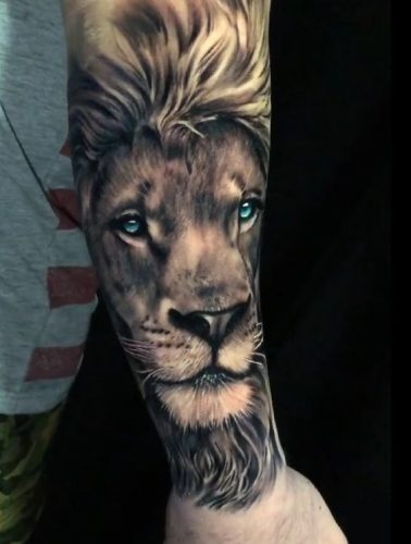 19 Express Strength with a Lion Tattoo on Forearm: Design Inspiration