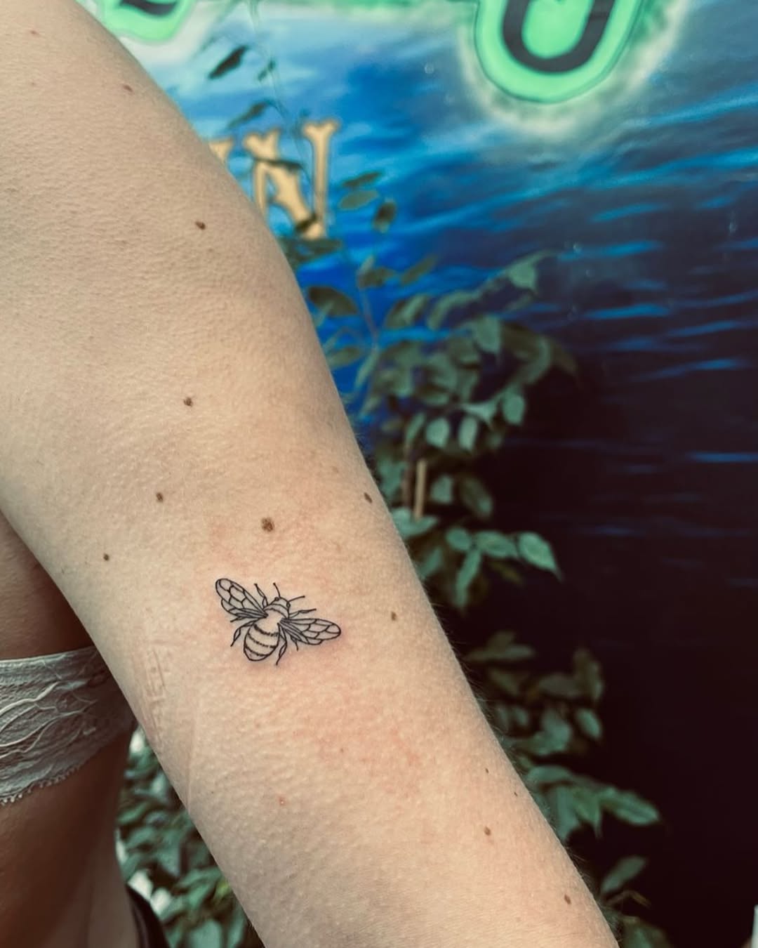 27 Bumble Bee Tattoo Ideas: From Fine-Line Minis to Fuzzy Realism