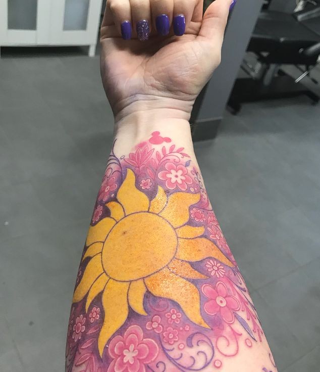 25 Sun Tattoo Ideas  for Men &#038; Women: Unique Designs &#038; Abstract Styles
