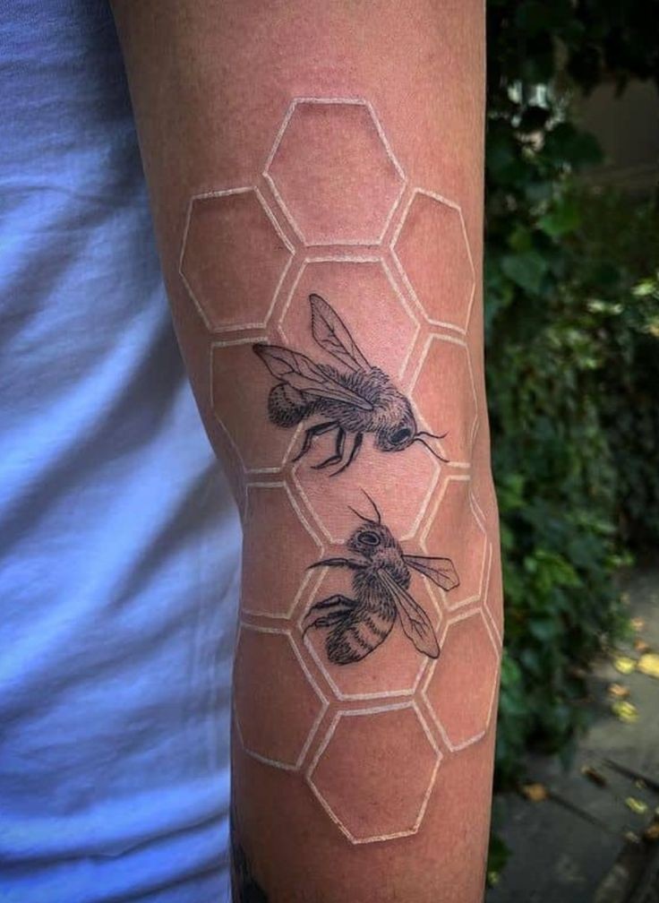 30 Honeycomb Tattoo Ideas  with Bees, Flowers, and Geometric Patterns for Men and Women