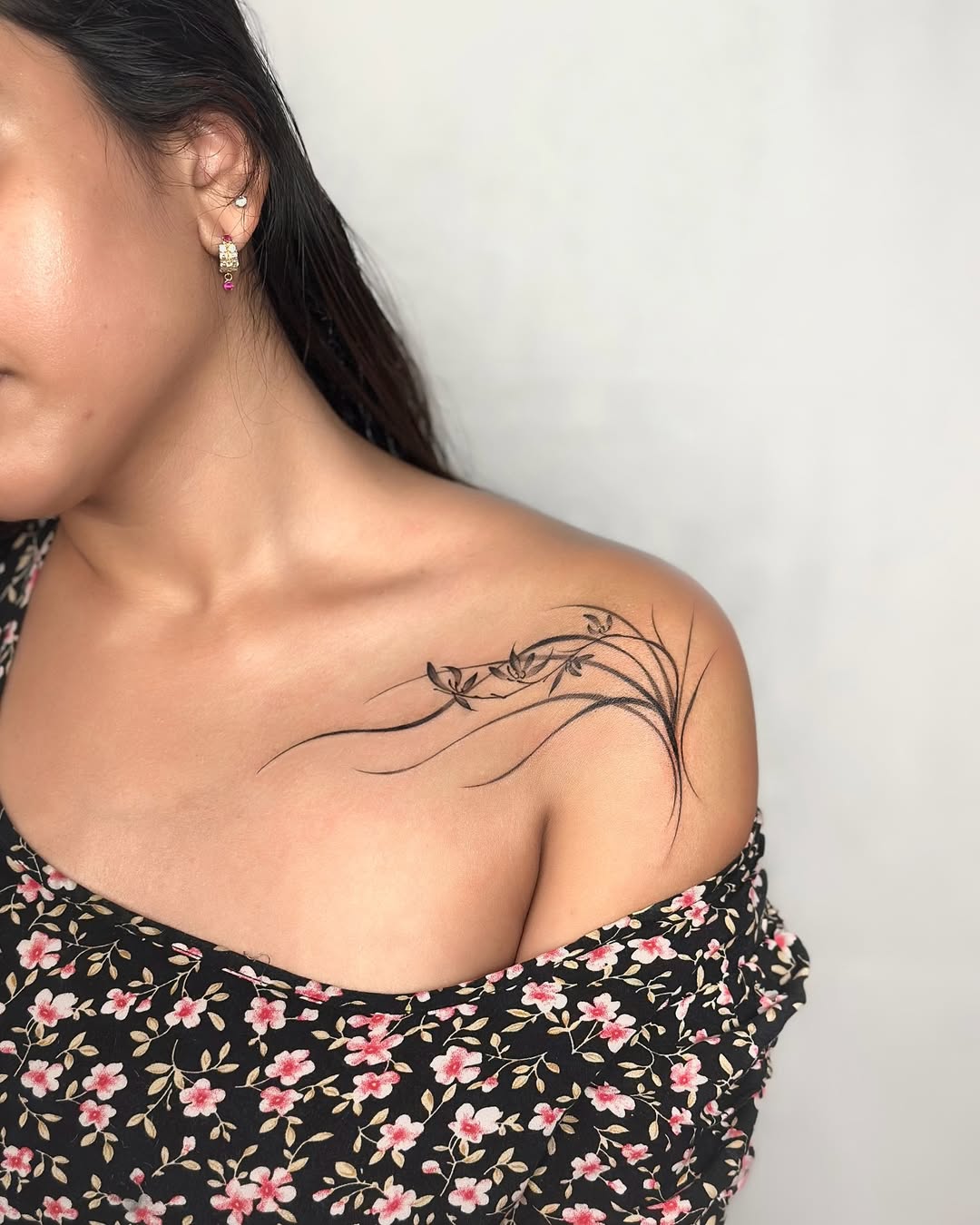 27 Collarbone Tattoo Ideas With Minimalist, Floral, Color, and Fine Line Designs