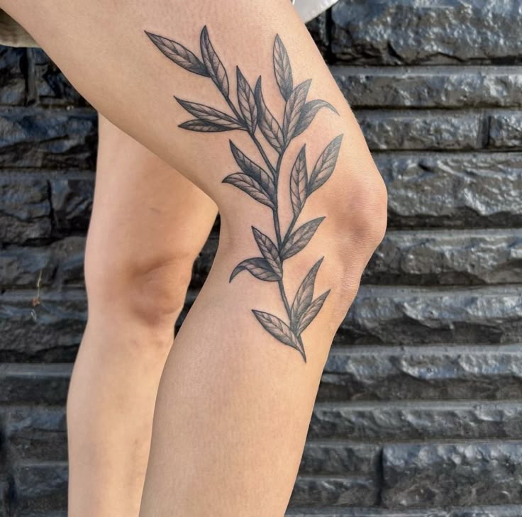 29 Unique Knee Tattoo Ideas : Traditional, Japanese, Gothic, Flower, Skull on Moth, Symmetrical Designs