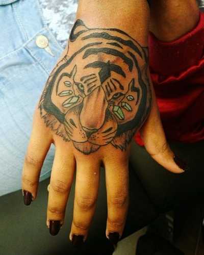 25 Tiger Tattoo on Hand Ideas