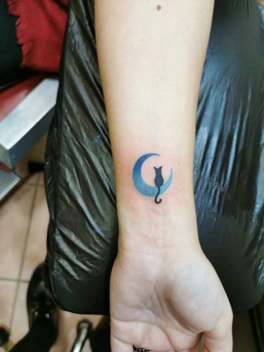 17 Cat Tattoo Ideas for the Wrist