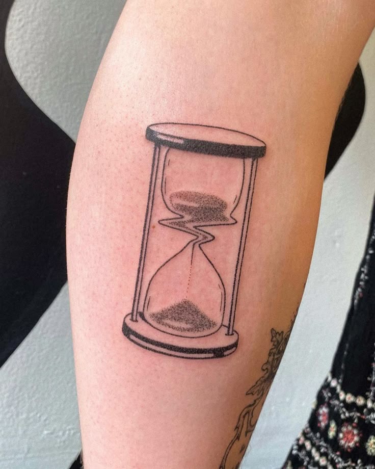 29 Hourglass Tattoo Ideas with Meaningful Designs for Men and Women Minimalist, Feminine, Traditional