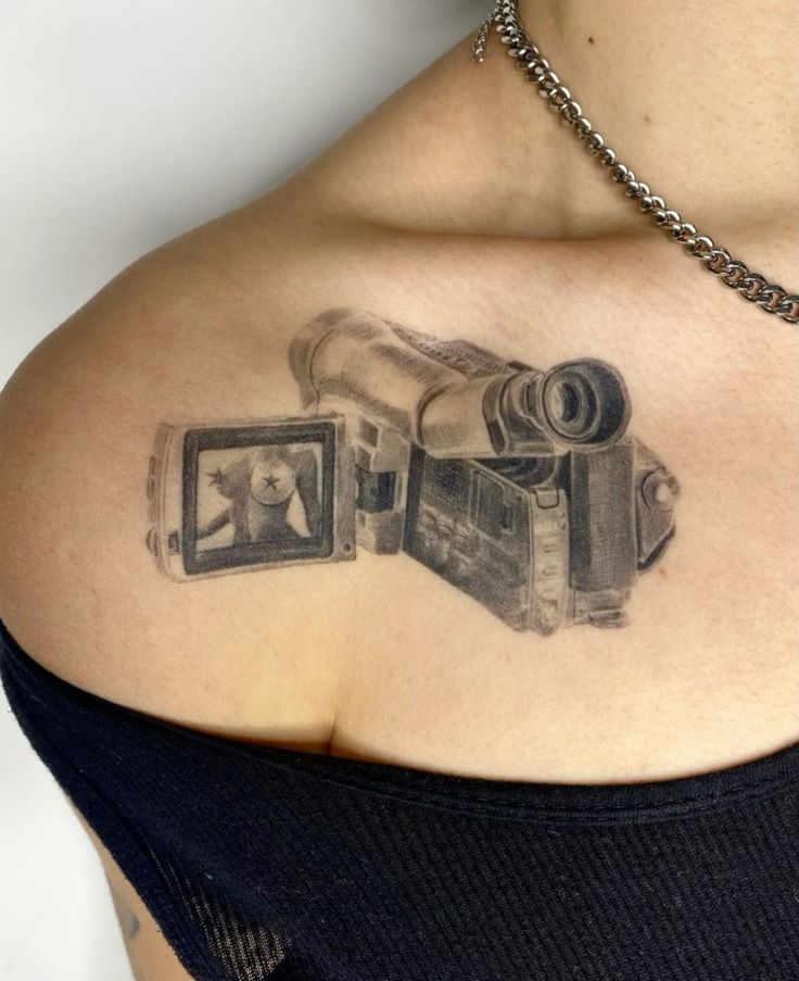 29 Unforgettable Tattoo Ideas : Letras Cursiva, Red Ink, Lower Back, Clavicula, Cuello, and More