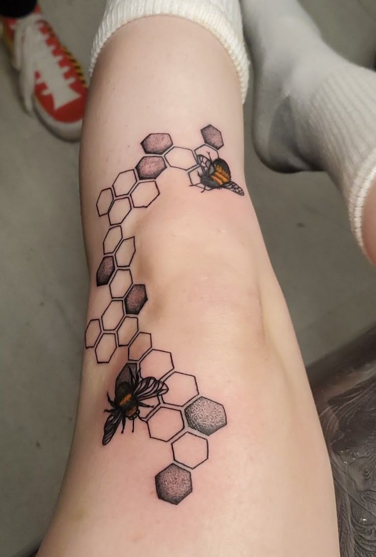 27 Bee Tattoo Ideas for Women & Men: Meaningful Designs from Minimalist & Geometric Styles