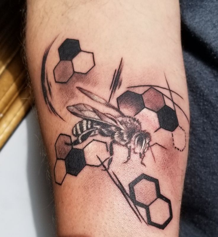 30 Honeycomb Tattoo Ideas  with Bees, Flowers, and Geometric Patterns for Men and Women
