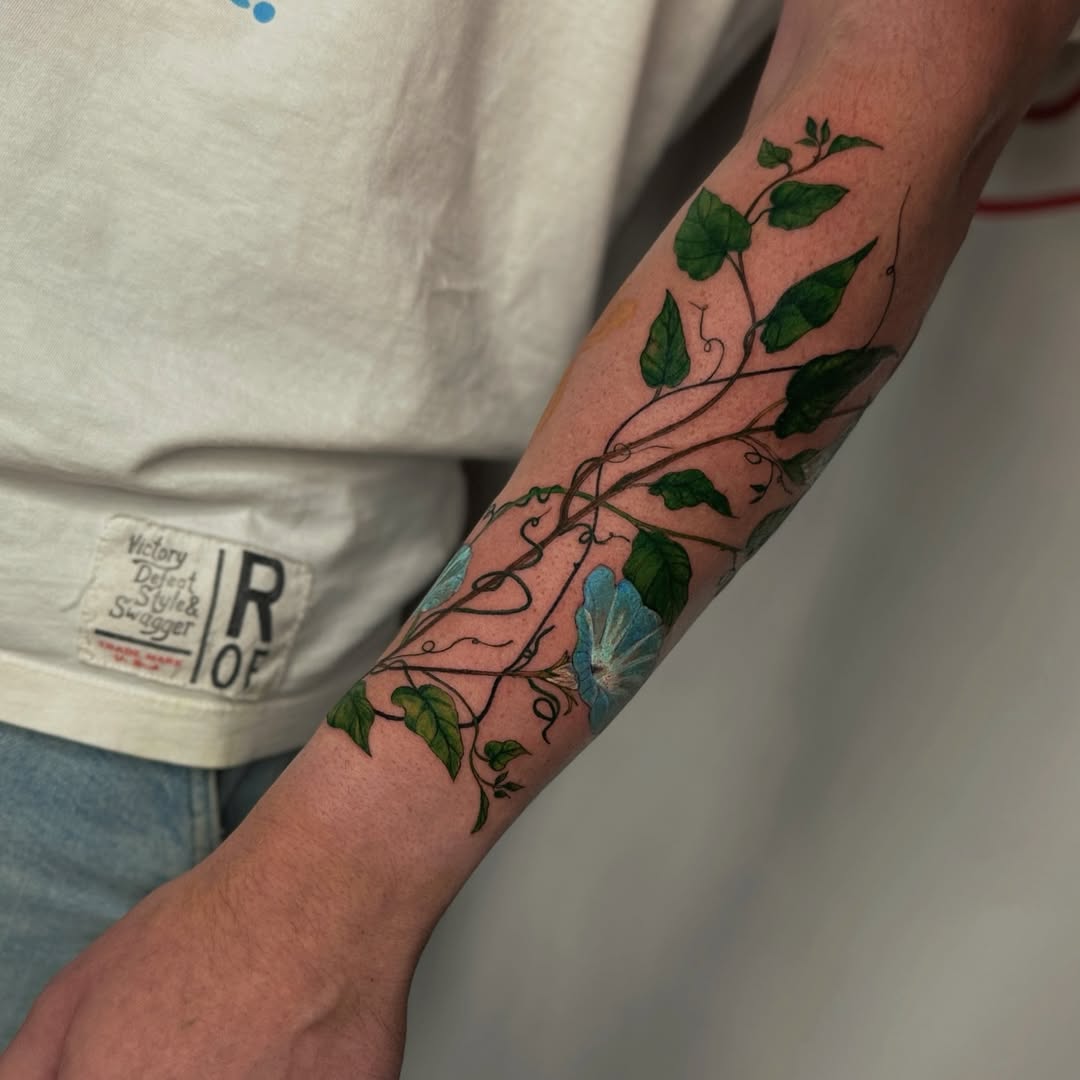 29 Morning Glory Tattoo Ideas: Elegant Vines, Quiet Symbolism, and Wearable Color