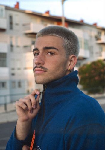 Explore ’s Top 17 Short Hairstyles for Men: From Sleek Fades to Curly Trends