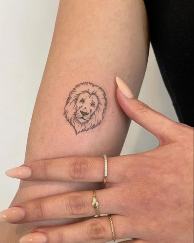 27 Minimalist Lion Tattoo: Subtle Elegance and Symbolism