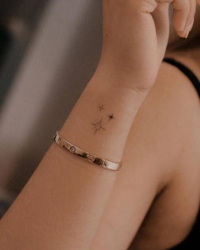 19 Dainty Wrist Tattoos for Women: Timeless and Trending Ideas for