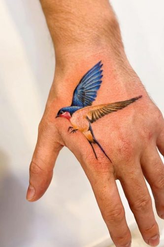 Swallow Tattoos : Discover 20 Unique and Symbolic Designs for Men and Women