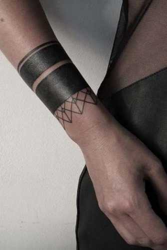 14 Wrist Wrap Tattoos for Women Ideas: Delicate and Stylish Ink