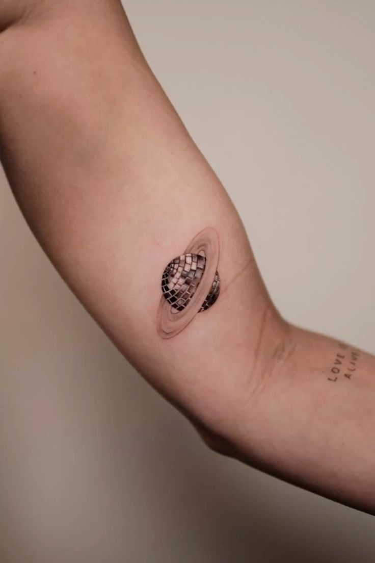 30 Saturn Tattoo Ideas: Meaning, Styles, and Real-Life Designs You ll Actually Want