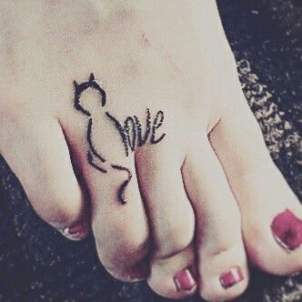 27 Cat Tattoo Ideas for the Finger