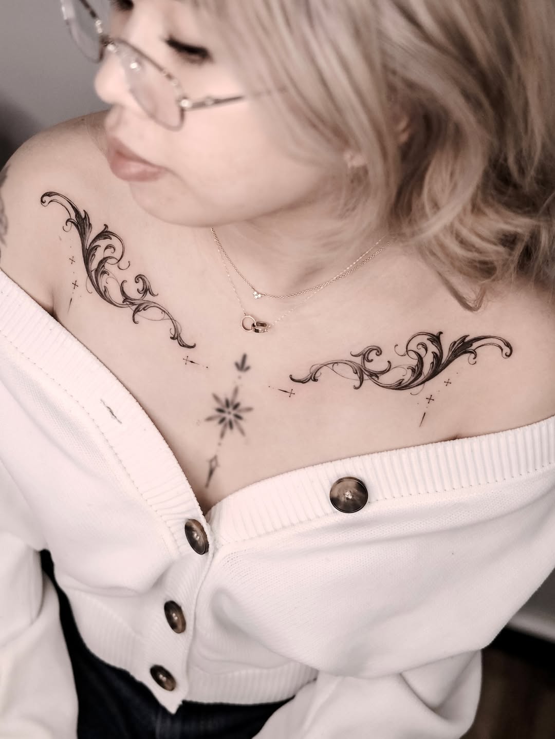 27 Collarbone Tattoo Ideas With Minimalist, Floral, Color, and Fine Line Designs