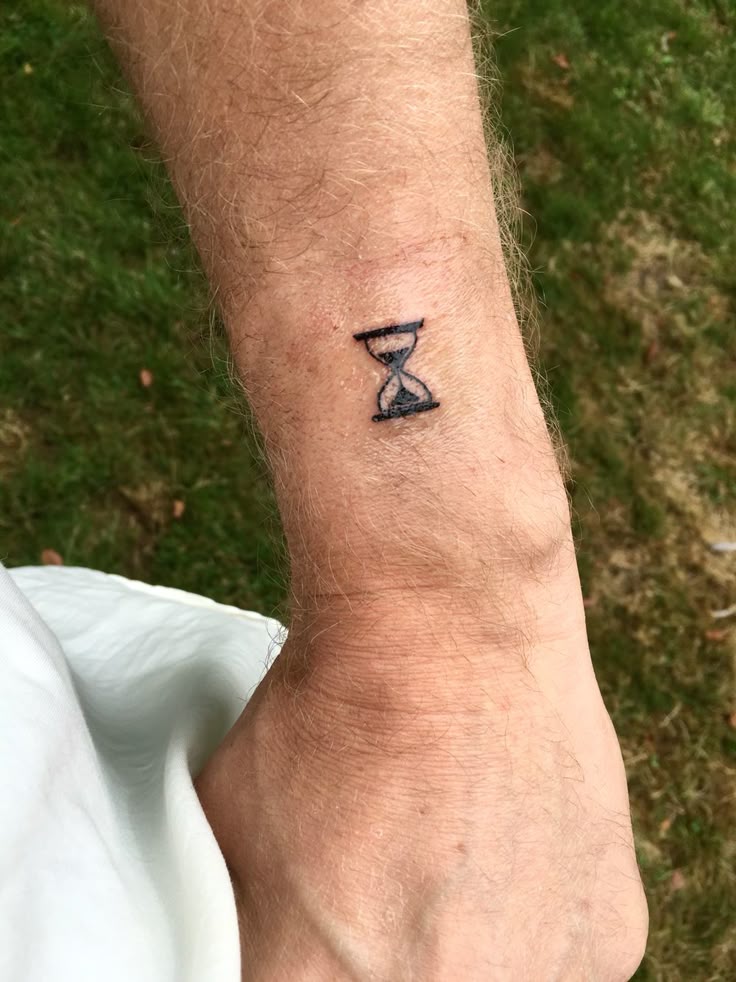 29 Hourglass Tattoo Ideas with Meaningful Designs for Men and Women Minimalist, Feminine, Traditional