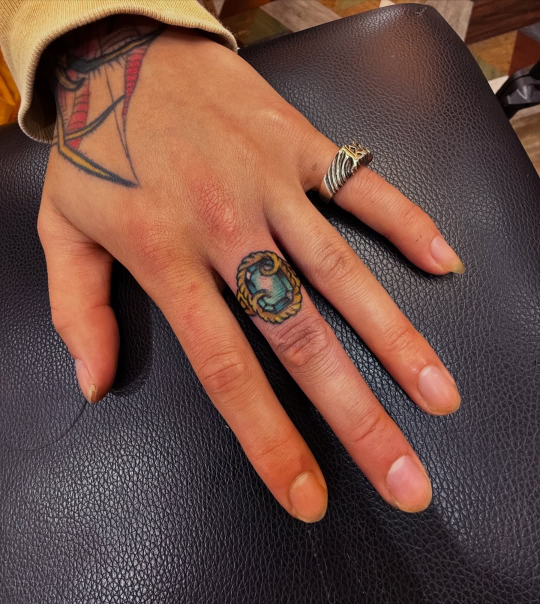 31 Ring Tattoo Ideas: Modern Bands, Meaningful Symbols & Subtle Couples Ink