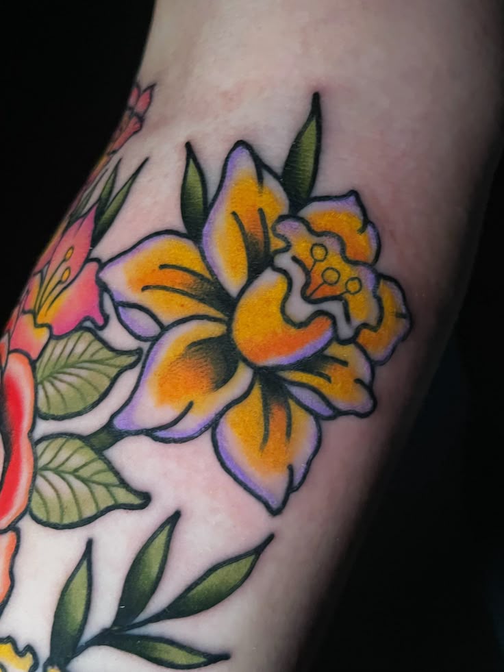 30 Daffodil Tattoo Ideas : Fine Line, Traditional with Name, Birth Flower &#038; Neotraditional Design