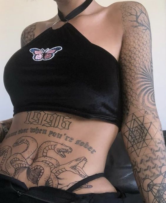 22 Ideas for Lower Stomach Tattoos: Stunning Designs and Unique Personal Statements